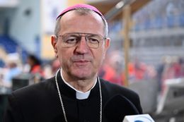Sopot, 19.04.2024. Wielka Sobota. Metropolita gdański bp Tadeusz Wojda podczas śniadania wielkanocnego dla osób potrzebujących, 19 bm. w Hali 100-lecia w Sopocie. Wydarzenie zostało zorganizowane przez Caritas Archidiecezji Gdańskiej, Miasto Sopot oraz Miejski Ośrodek Pomocy Społecznej w Sopocie. (mr) PAP/Marcin Gadomski