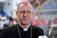 Sopot, 19.04.2024. Wielka Sobota. Metropolita gdański bp Tadeusz Wojda podczas śniadania wielkanocnego dla osób potrzebujących, 19 bm. w Hali 100-lecia w Sopocie. Wydarzenie zostało zorganizowane przez Caritas Archidiecezji Gdańskiej, Miasto Sopot oraz Miejski Ośrodek Pomocy Społecznej w Sopocie. (mr) PAP/Marcin Gadomski