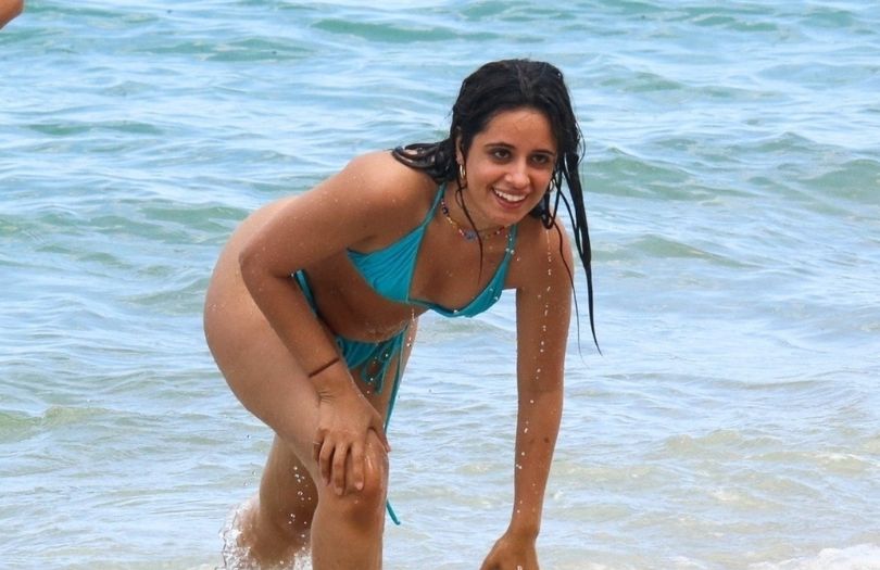 Camilla Cabello dokazuje na plaży w turkusowym bikini