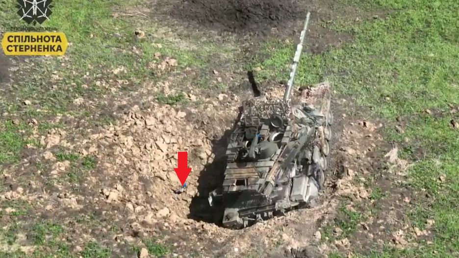 Rosyjski czołg T-90M, który utknął w leju po bombie tuż przed wysadzeniem przez drona FPV.