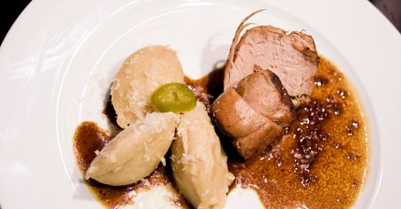 Pieczona w całości peklowana szynka wieprzowa bez kości (mięso i tłuszcz) z dodatkiem naturalnego soku