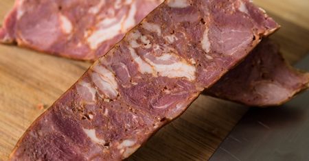 Wędzona kiełbasa drobiowo-wołowo-wieprzowa bez skóry