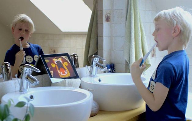 Polscy studenci stworzyli interaktywną szczoteczkę, która zachęci dzieci do mycia zębów