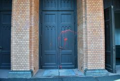 Warszawa. Dwaj mężczyźni zatrzymani ws. pomalowania drzwi kościoła farbą