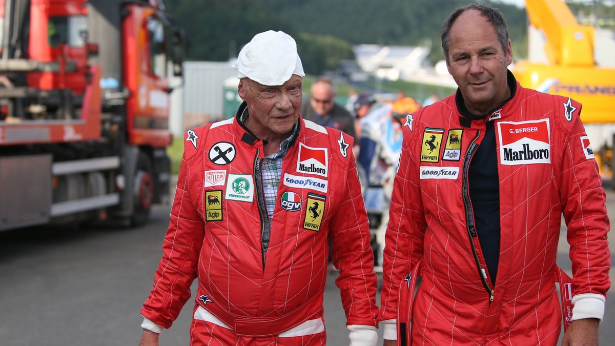 Niki Lauda (po lewej) w kombinezonie Ferrari Obok Gerhard Berger