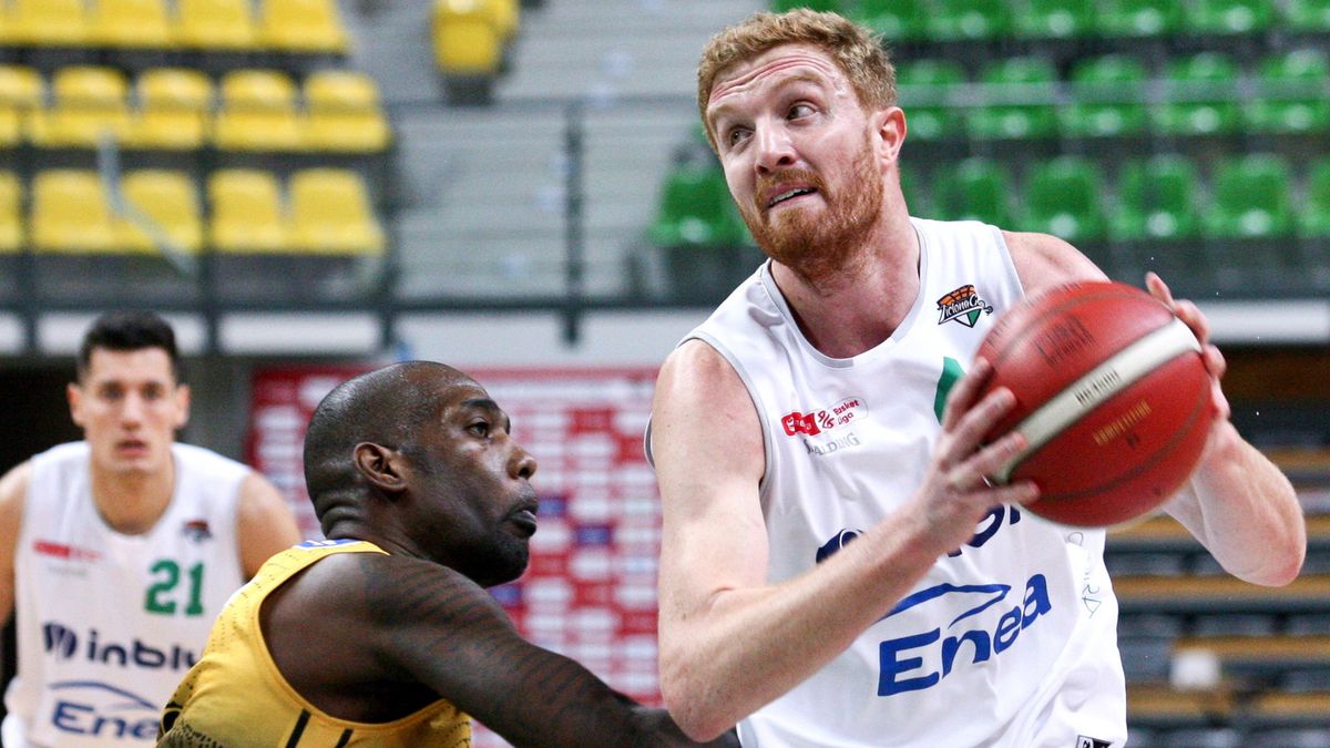 PAP / Lech Muszyński  / Na zdjęciu: Geoffrey Groselle (z piłką)