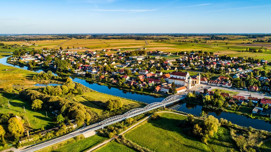 tykocin, podlaskie miasteczka, podlasie, miasteczko, panorama, krajobraz, most, rzeka, narew, z lotu ptaka, z drona, atrakcje podlasia, visit podlaskie, widok na tykocin