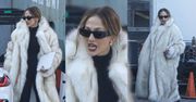Zmarznięta (?) Jennifer Lopez rozbija się po Los Angeles kabrioletem w WIELKIM FUTRZE. Ikona stylu? (ZDJĘCIA)