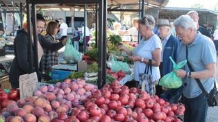 Koszalin: Słoneczny piątek na targowisku w Koszalinie. Co na stoiskach?