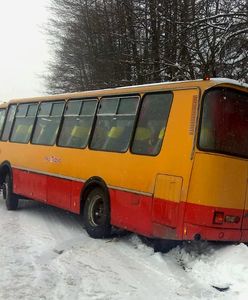Autobus, którym podróżowało 39 dzieci, wpadł do rowu