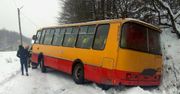 Autobus, którym podróżowało 39 dzieci, wpadł do rowu