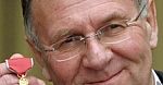 Tom Wilkinson z małym chłopcem