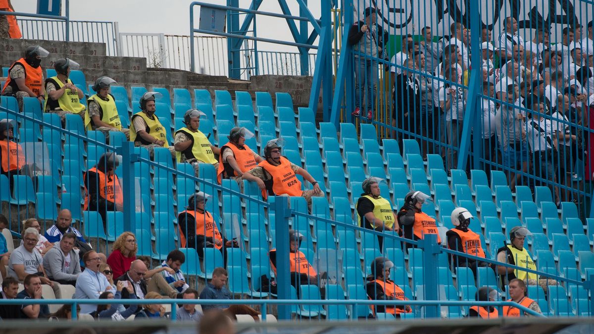 Ochrona odzielająca sektory z kibicami z Wisły i z Legii podczas meczu Ekstraklasy
