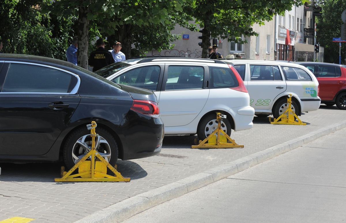 Parkowanie na chodnikach może zostać zabronione. Zakaz już dziś dotyczy wielu kierowców, ale jest martwy