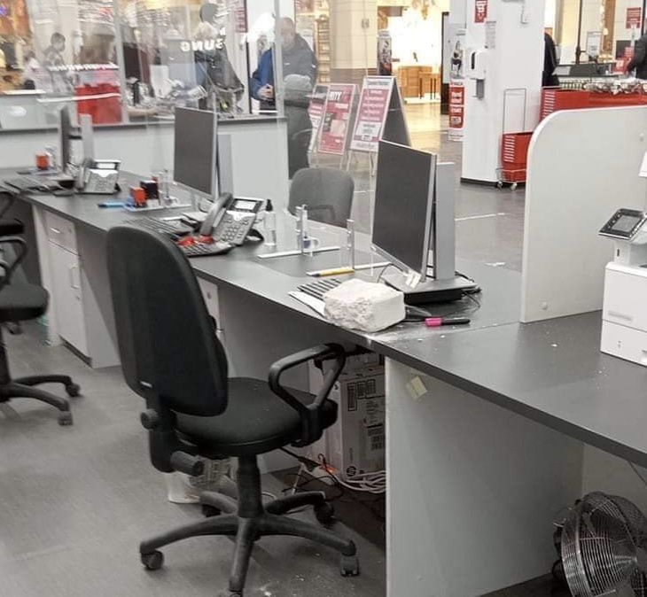 Cegła spadła na biurko. Incydent w galerii 