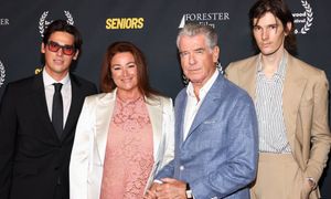 RZADKI WIDOK. Pierce Brosnan z żoną i SYNAMI pozują na ściance. Rodzina jak z obrazka? (ZDJĘCIA)