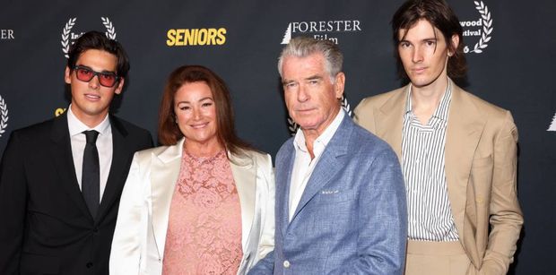 RZADKI WIDOK. Pierce Brosnan z żoną i SYNAMI pozują na ściance. Rodzina jak z obrazka? (ZDJĘCIA)
