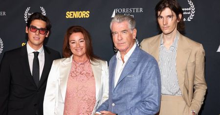RZADKI WIDOK. Pierce Brosnan z żoną i SYNAMI pozują na ściance. Rodzina jak z obrazka? (ZDJĘCIA)