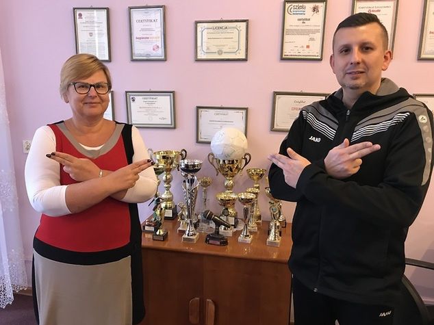 Dyrektor szkoły w Dzierżoniowie Elwira Chamczyńska i trener Rafał Markowski