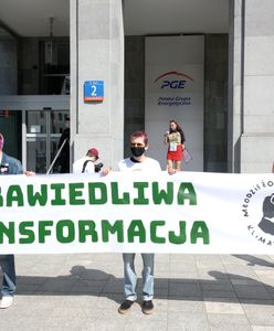 Warszawa. Protest przed siedzibą PGE. Chcą "sprawiedliwej transformacji". [ZDJĘCIA]