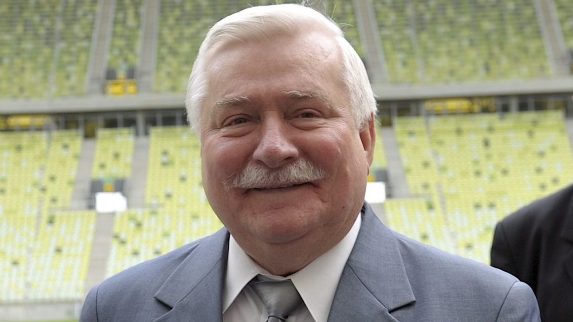 Lech Wałęsa na tle trybun gdańskiego stadionu
