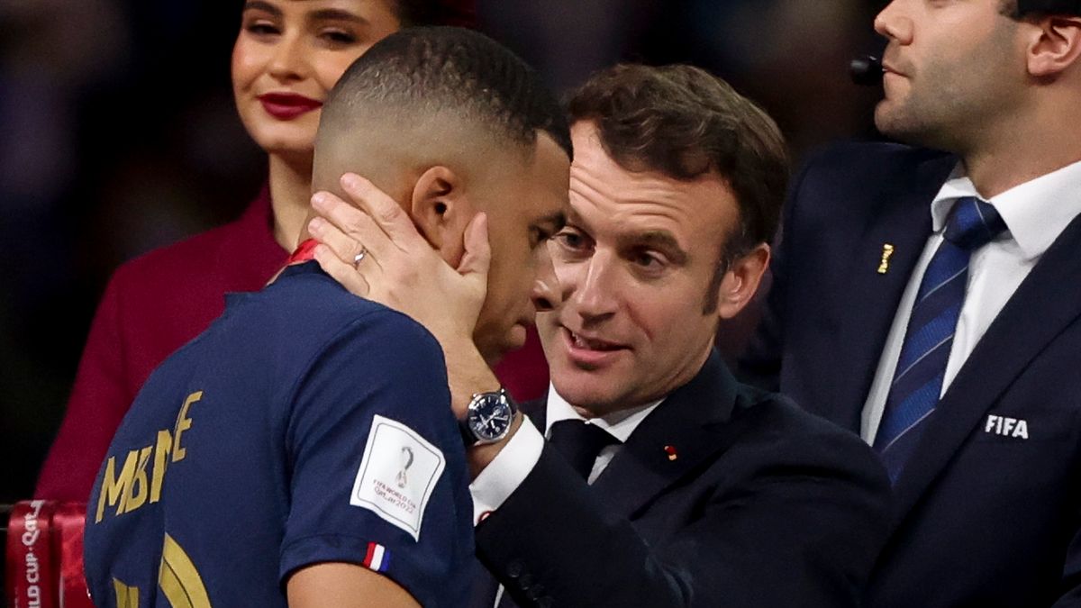 Zdjęcie okładkowe artykułu: Getty Images / Photo by Jean Catuffe/Getty Images / Na zdjęciu: Kylian Mbappe i Emmanuel Macron