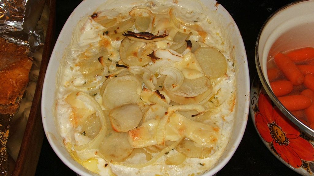 Zapiekanka z ziemniakami - zapiekanka z ziemniakami i pieczarkami, zapiekanka z ziemniakami i mięsem