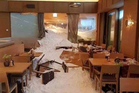 Chaos w Niemczech i Austrii. Ludzie uwięzieni w samochodach. Lawina uderzyła w hotel