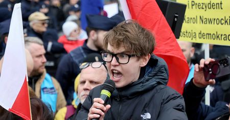 "Do więzienia". Szafarowicz i tłum skandowali pod TK
