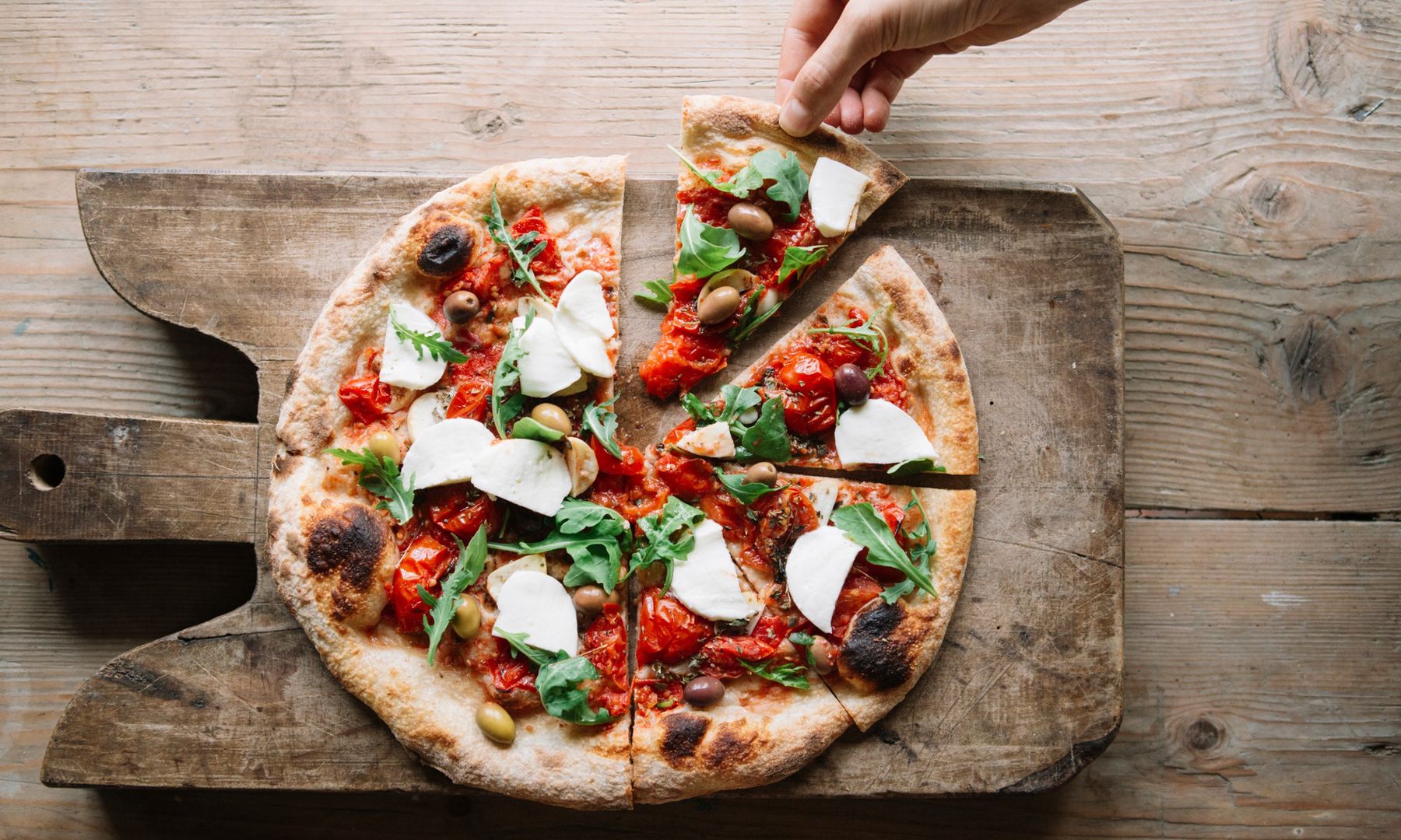Tradycyjna pizza rosa  w stylu włoskim