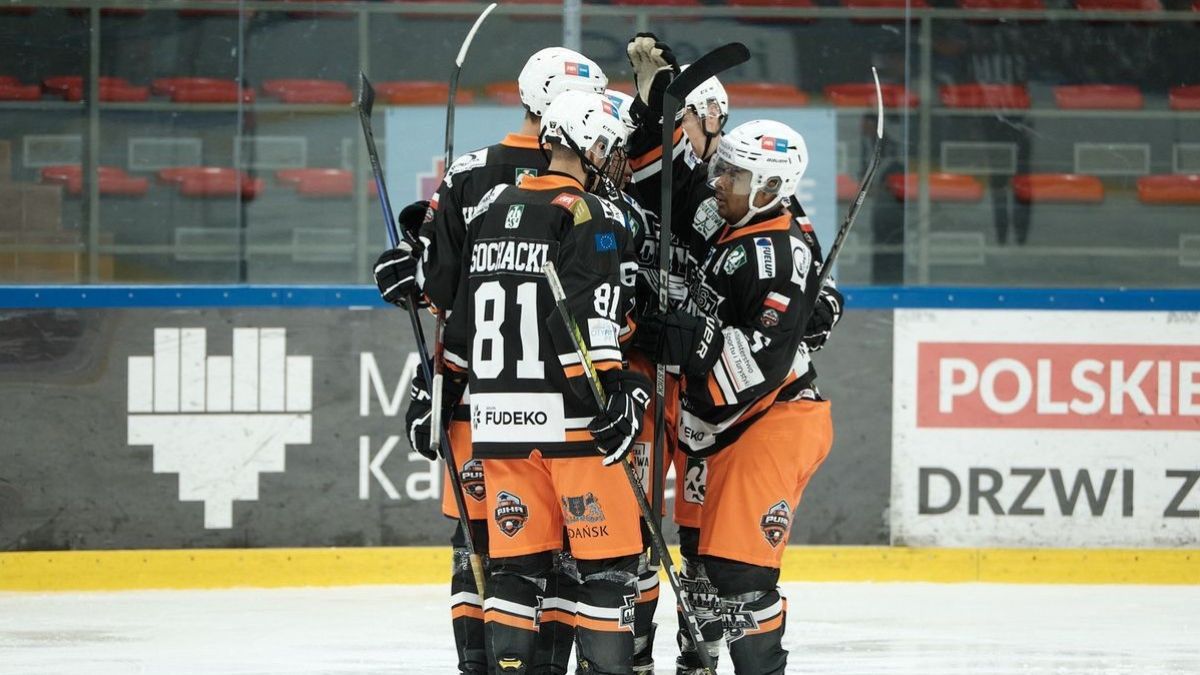 Hokej. Grad goli i zwycięstwa gospodarzy. Zmiana na podium
