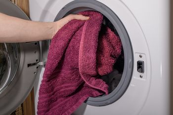 Suszysz tak ręcznik? Biolożka ostrzega przed skutkami