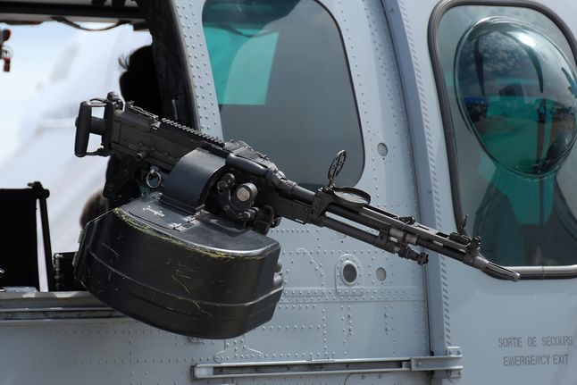 Karabin maszynowy FN MAG zamontowany w oknie kabiny ładunkowej