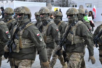 Wojskowe emerytury dwa razy wyższe niż te z ZUS. Komu przysługują?