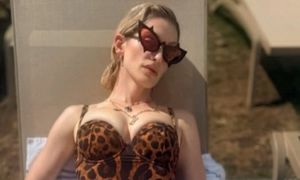 Kelly Osbourne pręży odchudzone ciało w kostiumie kąpielowym (FOTO)