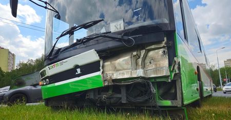 Pomylił pasy na rondzie. Sekundę później uderzył w niego autobus MPK