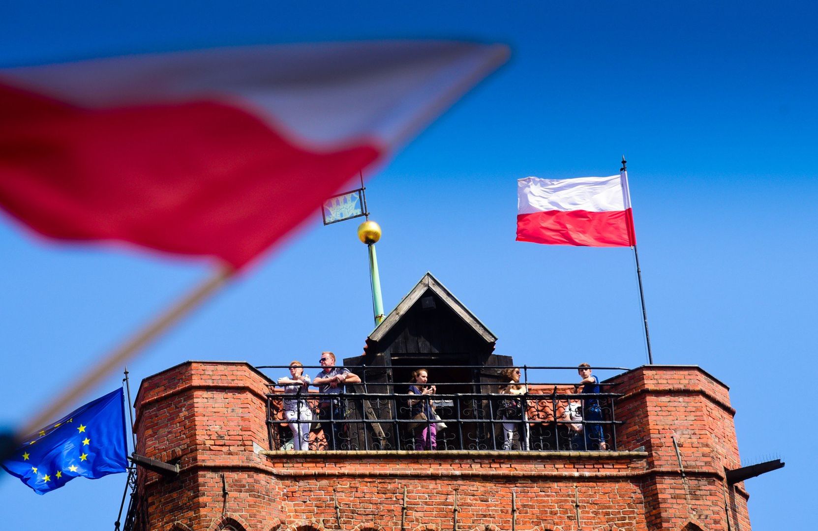  Dotyczy to m.in. urzędów administracji rządowej, samorządów oraz innych jednostek publicznych. Flaga musi pojawić się na masztach m.in. w takie dni jak:1 maja – Święto Pracy2 maja – Dzień Flagi Rzeczypospolitej Polskiej3 maja – Święto Konstytucji 3 Maja