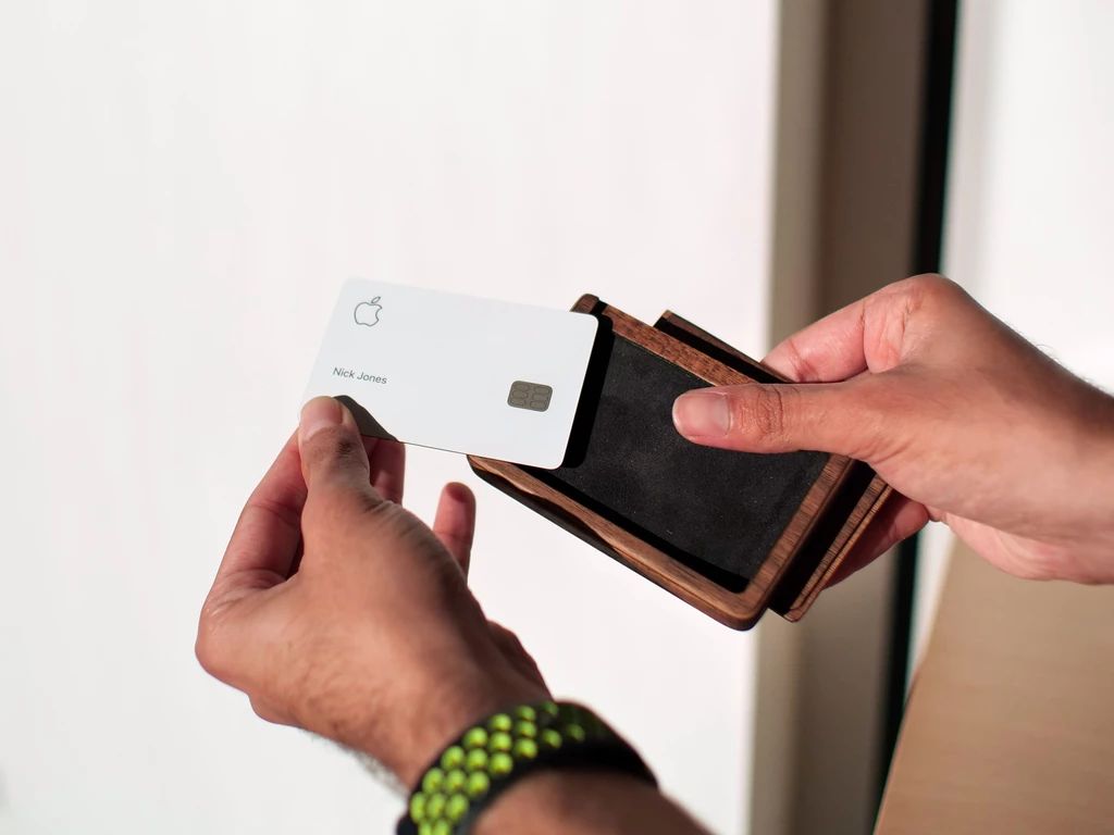 Apple Card w drewnianym etui. Wala ci się gdzieś 139 dolarów? 2