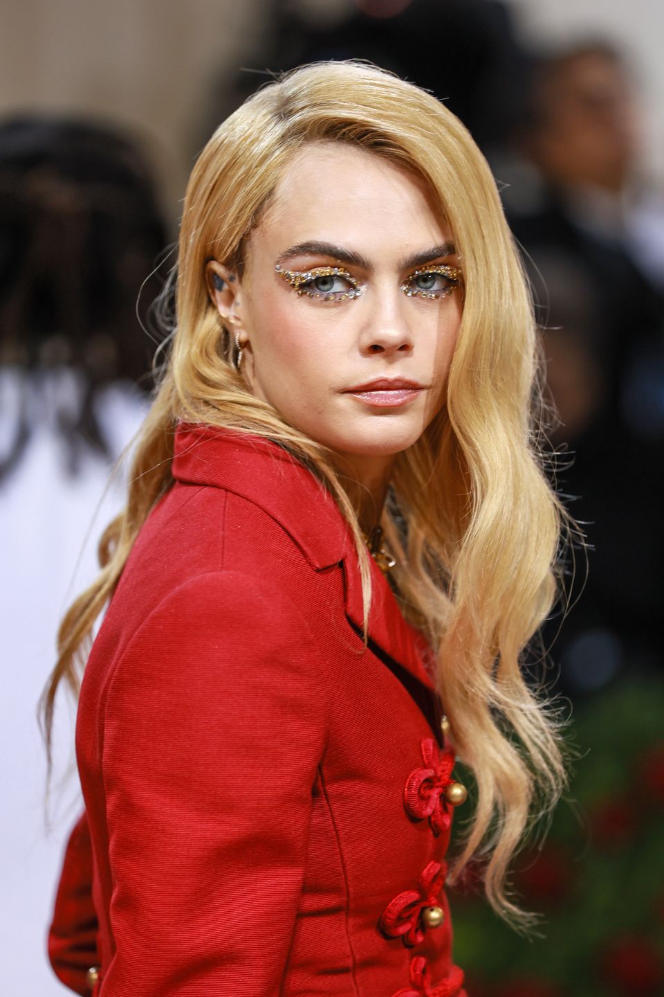 Gala MET 2022. Cara Delevigne paraduje po czerwonym dywanie topless
