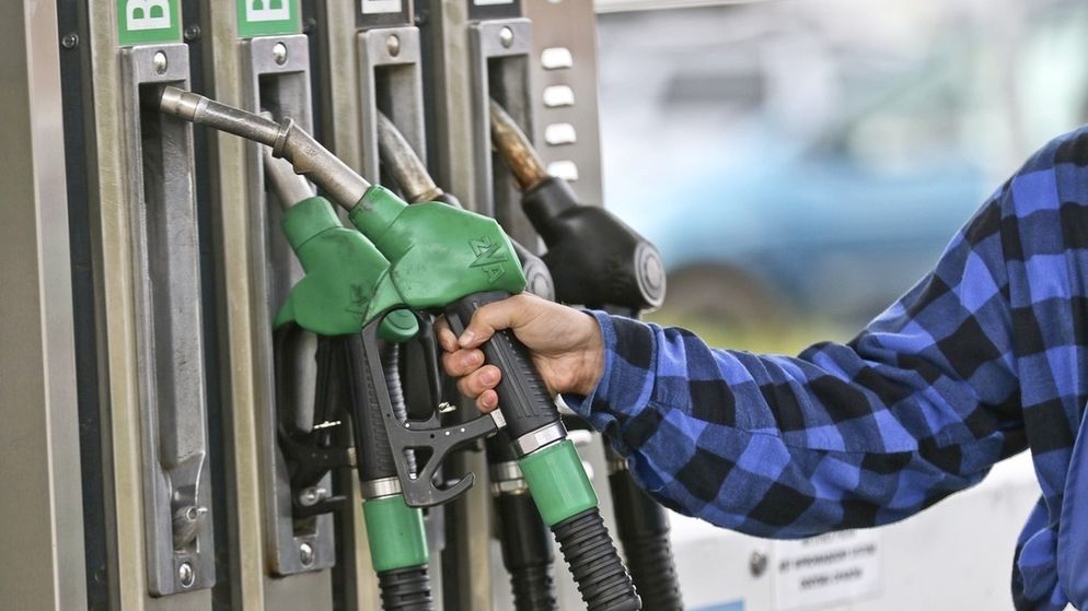 W porównaniu do sytuacji sprzed roku wydajemy na paliwo więcej.