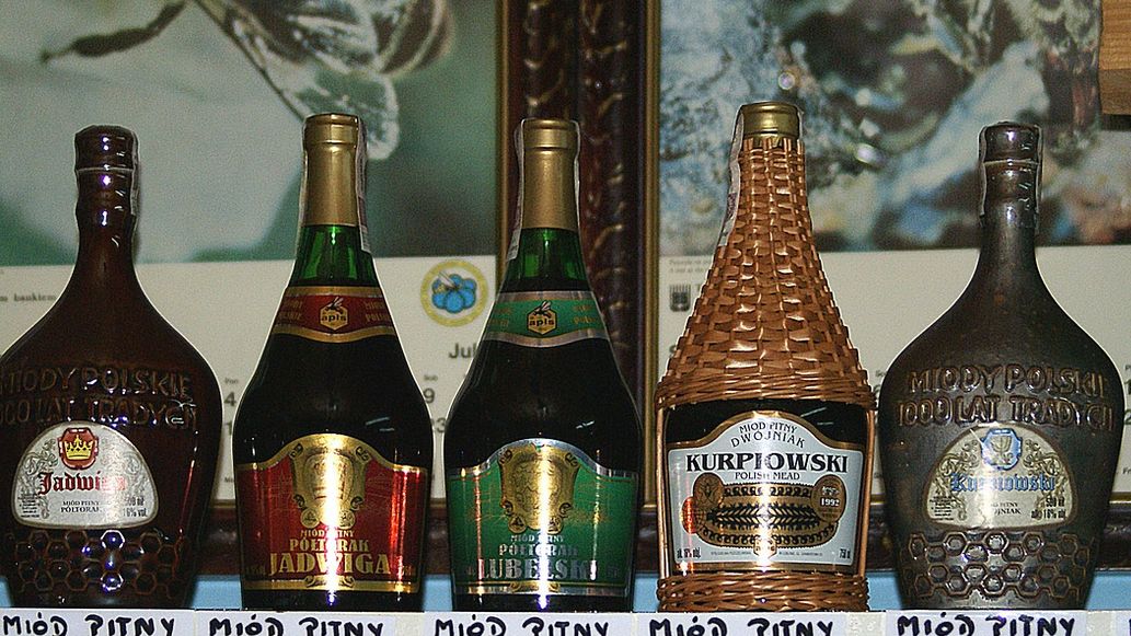 Miód pitny to napój alkoholowy, który powstaje w wyniku fermentacji miodu pszczelego rozcieńczonego wodą. Historia jego powstania sięga czasów średniowiecznych. 