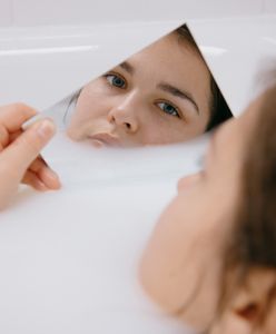 Najlepsze peelingi dla tłustej cery. Uregulują sebum