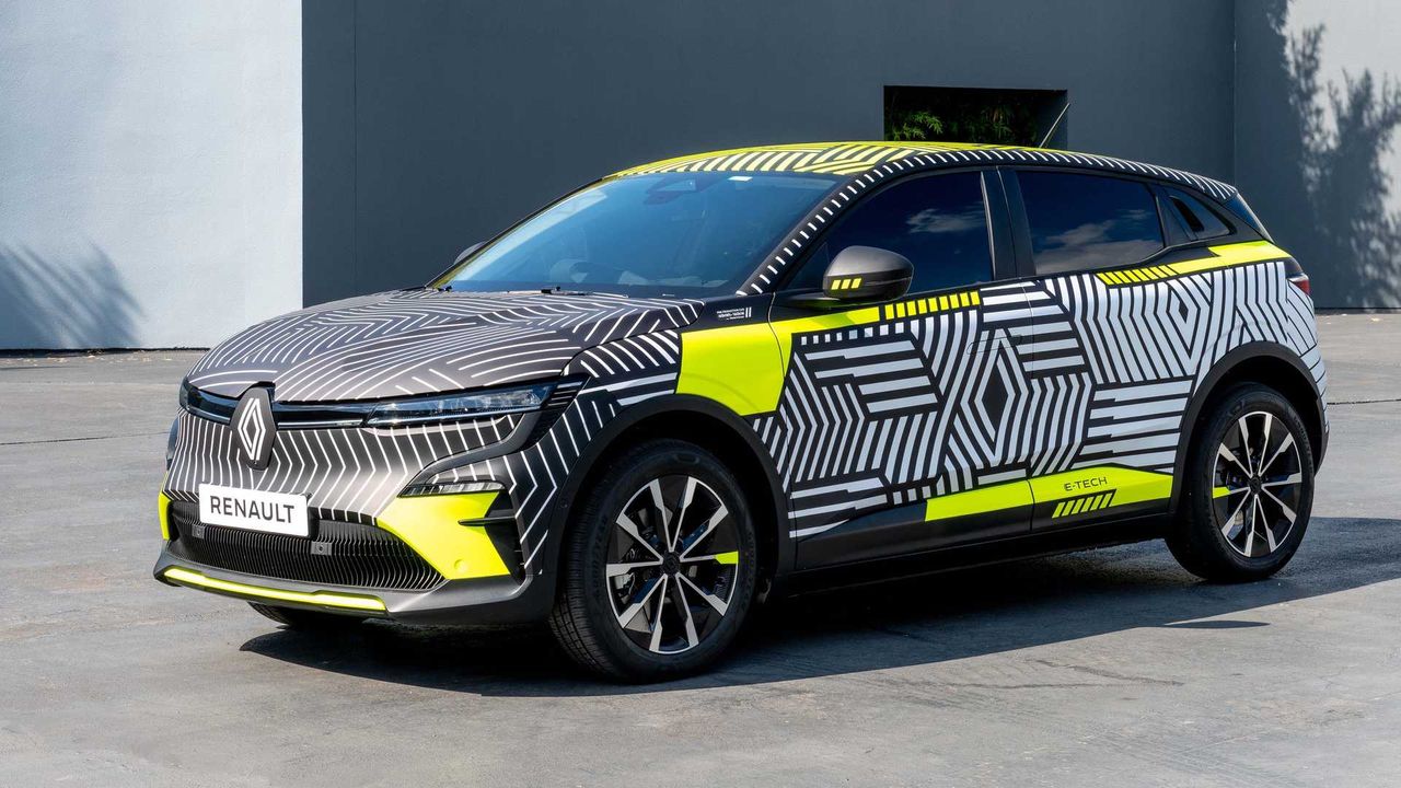 Megane E-Tech Electric już niebawem zrzuci kamuflaż