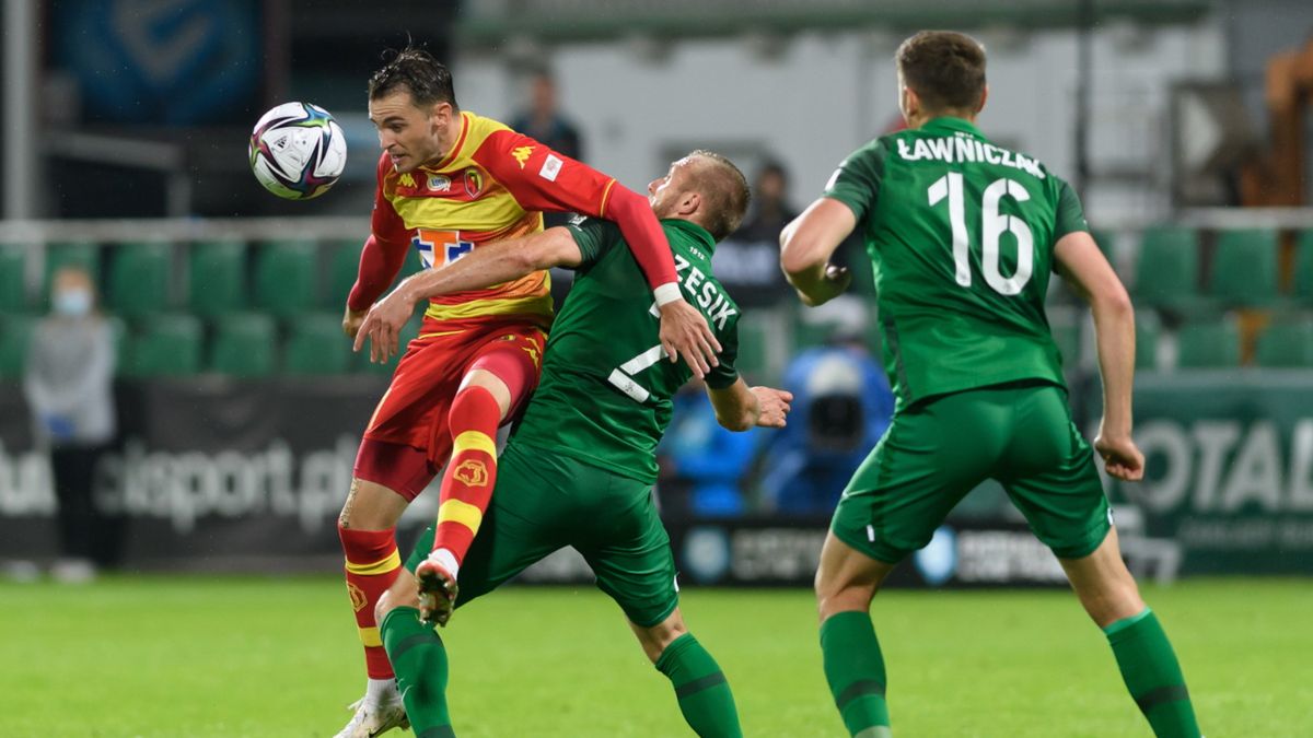 PAP / Jakub Kaczmarczyk / Na zdjęciu: zawodnicy Warty Poznań Jan Grzesik (w środku) i Aleks Ławniczak (z prawej) oraz Jesus Imaz (z lewej) z Jagiellonii Białystok