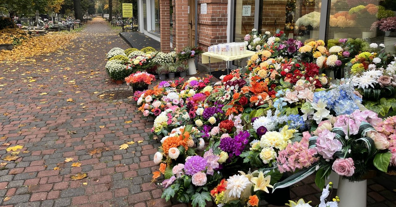 Łódź: Ceny wiązanek. Najtańsze kwiaty na grób już od 25 zł. Popularne wiązanki na Wszystkich Świętych