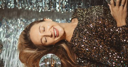 Karnawałowe szaleństwo. Jak ubrać się na bal, a jak na domówkę? Gotowe inspiracje stylizacyjne