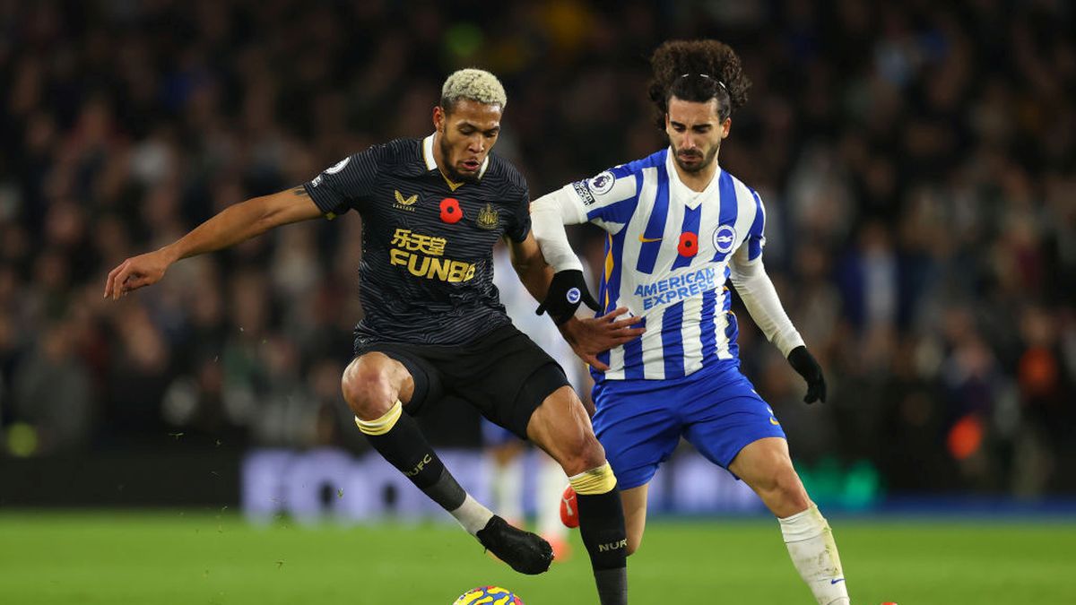Getty Images /  Catherine Ivill  / Na zdjęciu: Joelinton (z lewej) i Marc Cucurella