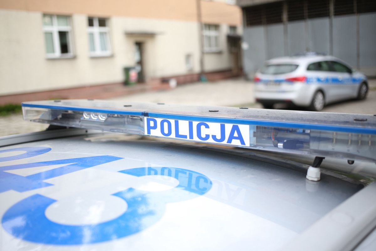 Warszawa. Kierowca auta staranował słup i uciekł. Zatrzymano dwie osoby