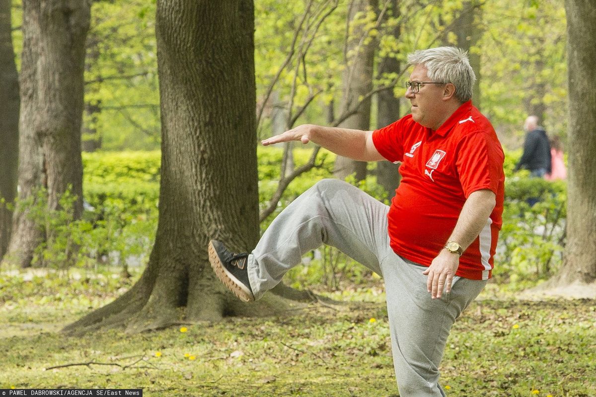 Koronawirus a majówka 2020. Europoseł PiS Ryszard Czarnecki ćwiczył bez maseczki. Straż miejska nie ma wątpliwości