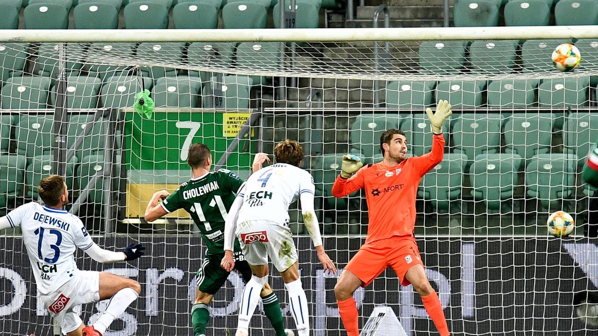 PAP / Sebastian Borowski / Na zdjęciu: piłkarz Śląska Wrocław Mateusz Cholewiak (drugi z lewej) pokonuje bramkarza Mickey'a van der Harta (z prawej) z Lecha Poznań